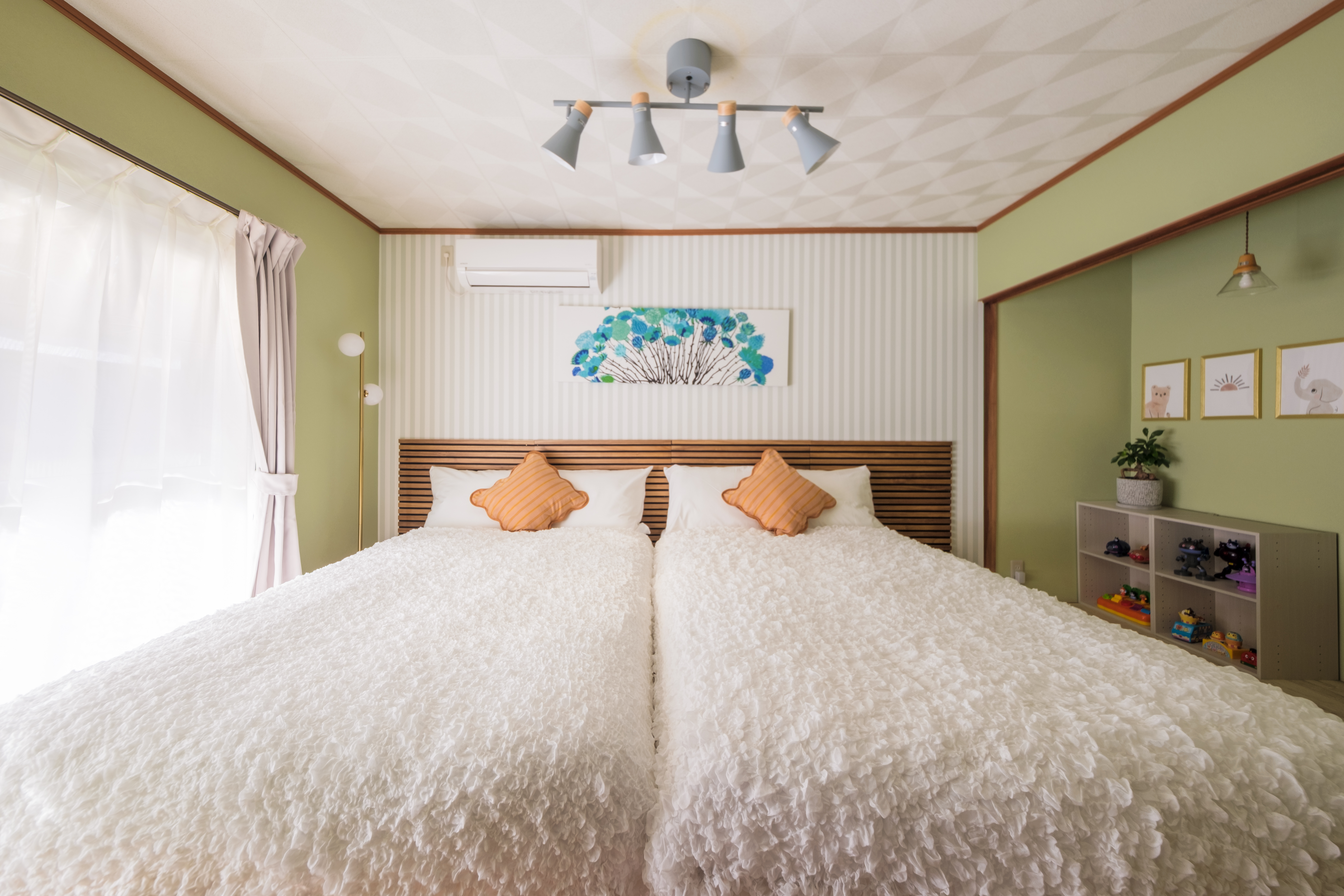 寝室1。1階ダイニング横。セミダブルベッド2台とベビーベッド