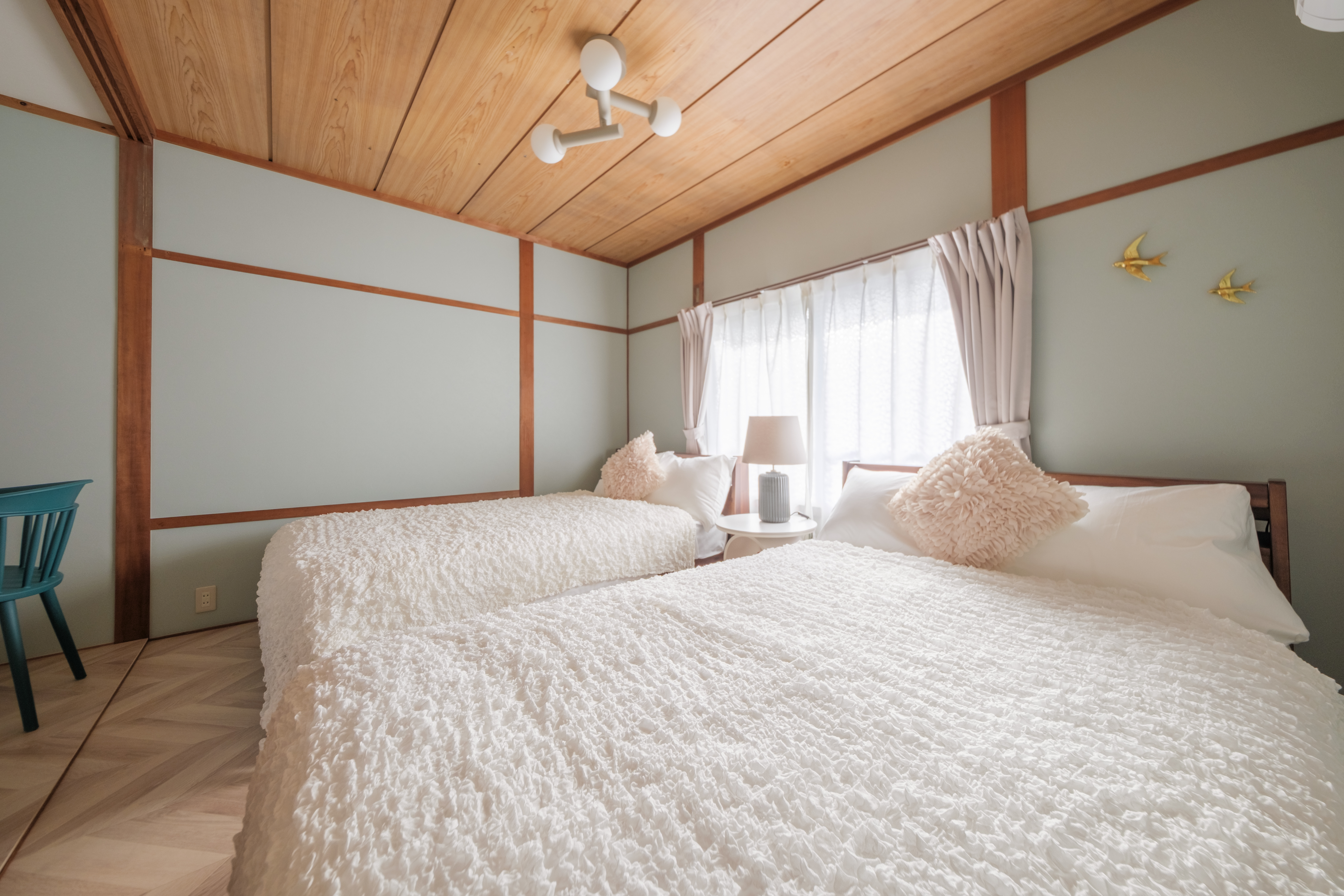 寝室2。2階・デスクあり。セミダブルベッド2台