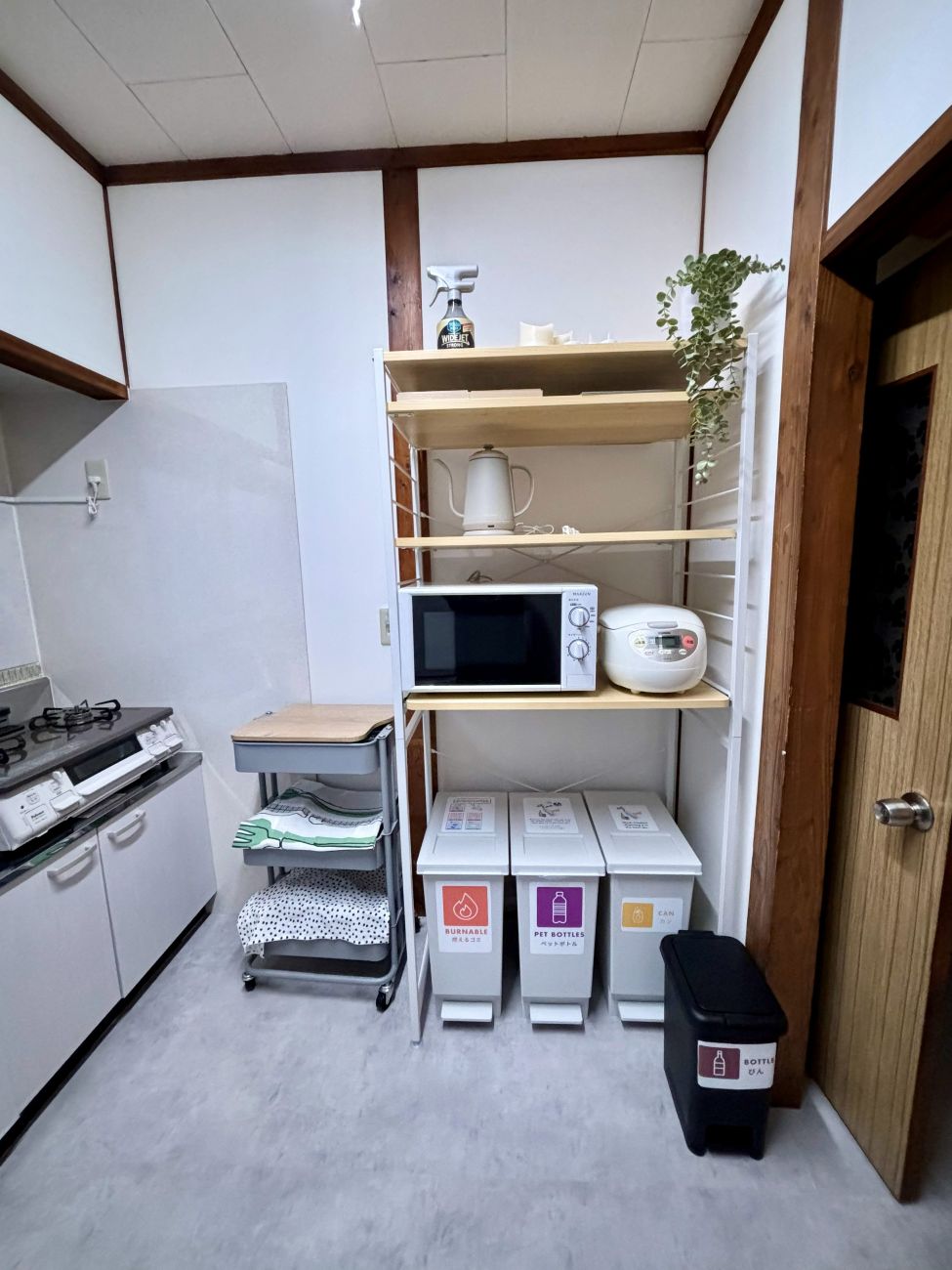 キッチン横のゴミ箱
