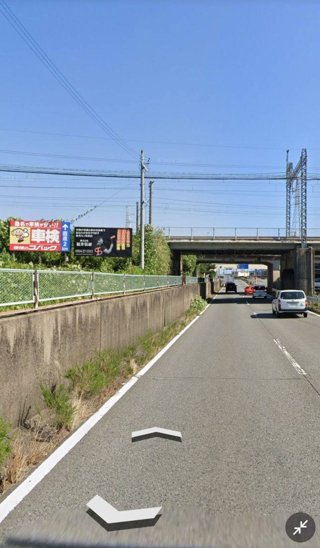 陸橋の下を通る