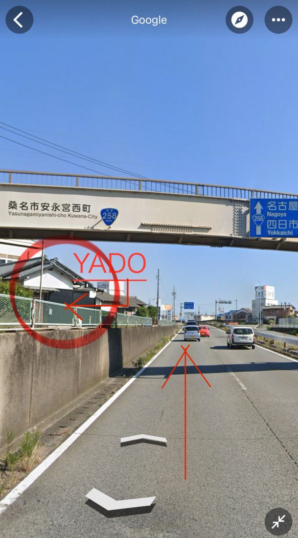 左手に宿が見える