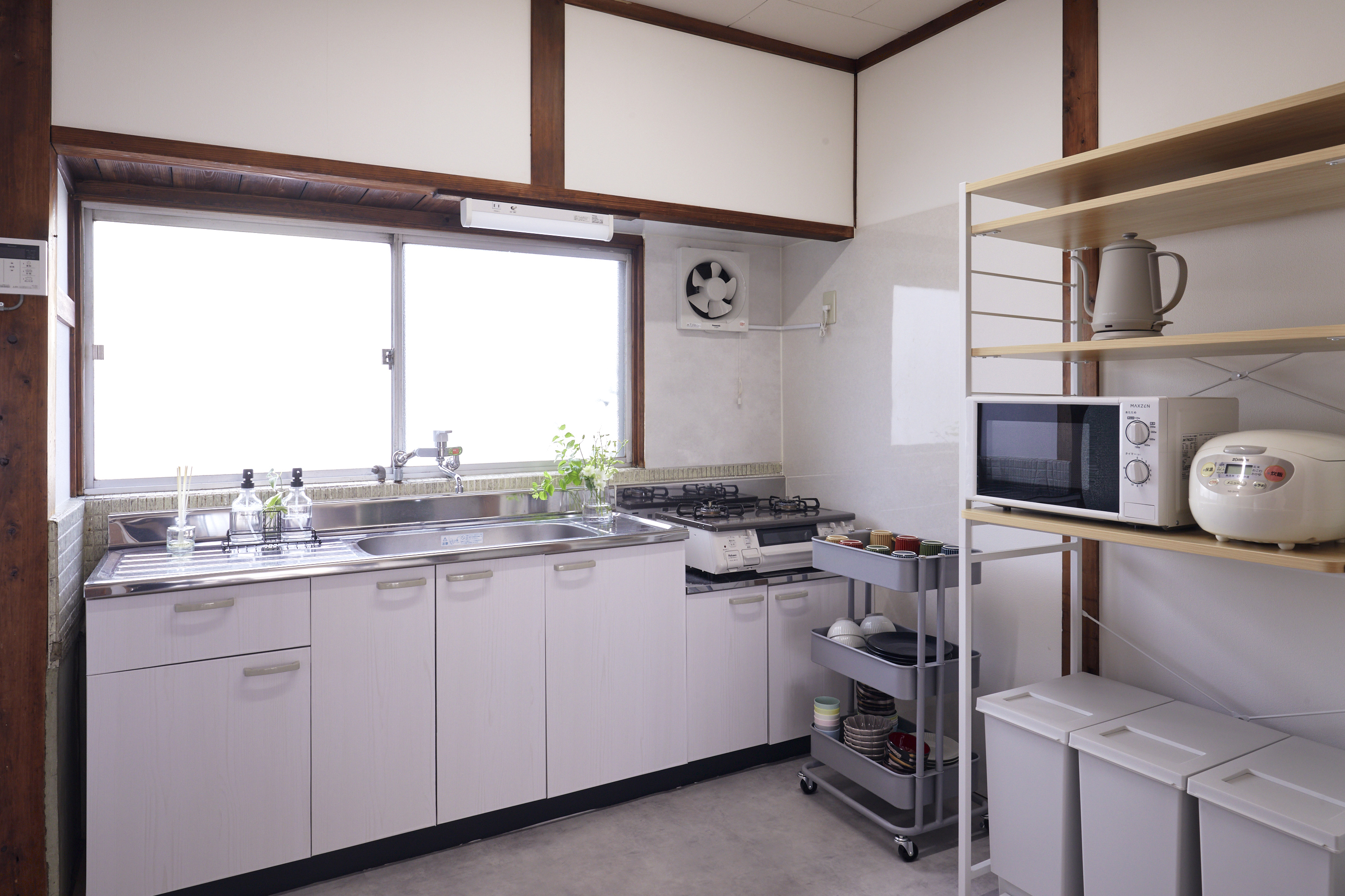 百の宿のキッチン。広いシンク、ガスコンロ、電子レンジ、炊飯器など調理器具完備